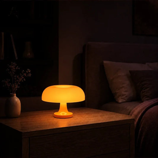 Lampe champignon orange allumée dans une chambre adulte chaleureuse.