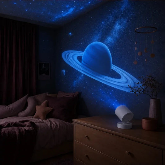 Projecteur planétaire cylindrique allumé sur une commode avec projection visible dans la chambre.
