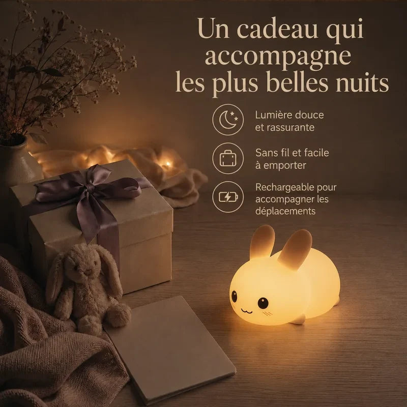 Veilleuse en forme de lapin rond présentée dans une ambiance cadeau avec une boîte et un ruban.