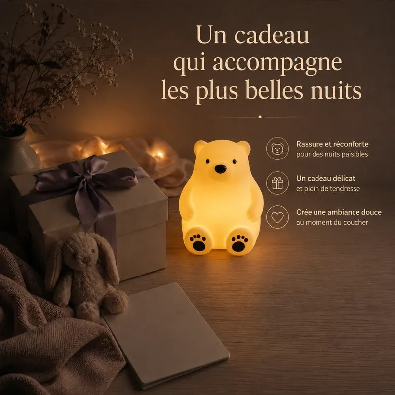 Veilleuse en forme d’ours polaire assis présentée dans une ambiance cadeau avec une boîte et un ruban.