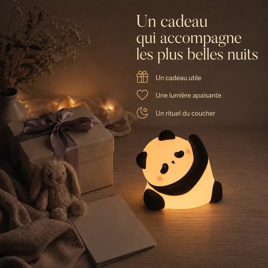 Veilleuse en forme de panda incliné présentée dans une ambiance cadeau avec une boîte et un ruban.