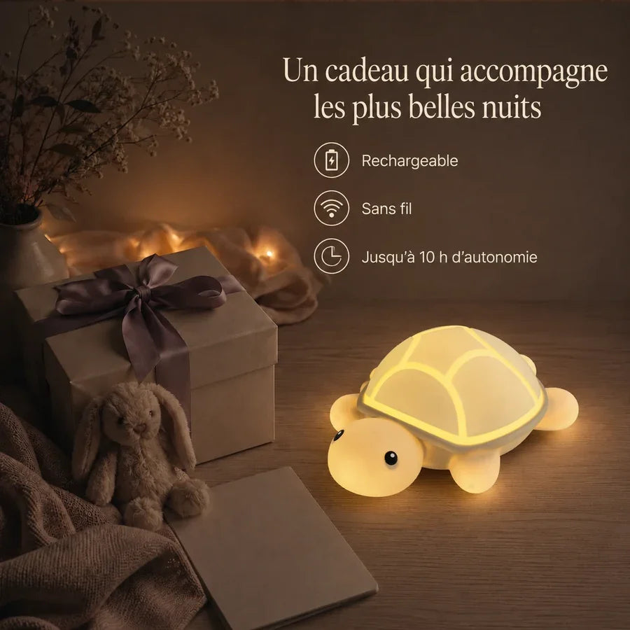 Veilleuse tortue à carapace lumineuse présentée dans une ambiance cadeau avec une boîte et un ruban.