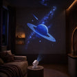 Projecteur planétaire cylindrique projetant une lumière décorative sur un grand mur de chambre.