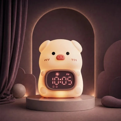 Veilleuse réveil en forme de cochon allumée sur un podium mauve.
