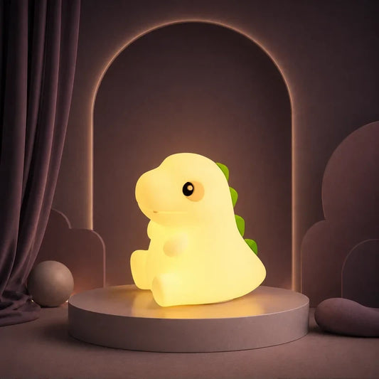 Veilleuse dinosaure tactile rechargeable, de couleur jaune, allumée sur un podium mauve.