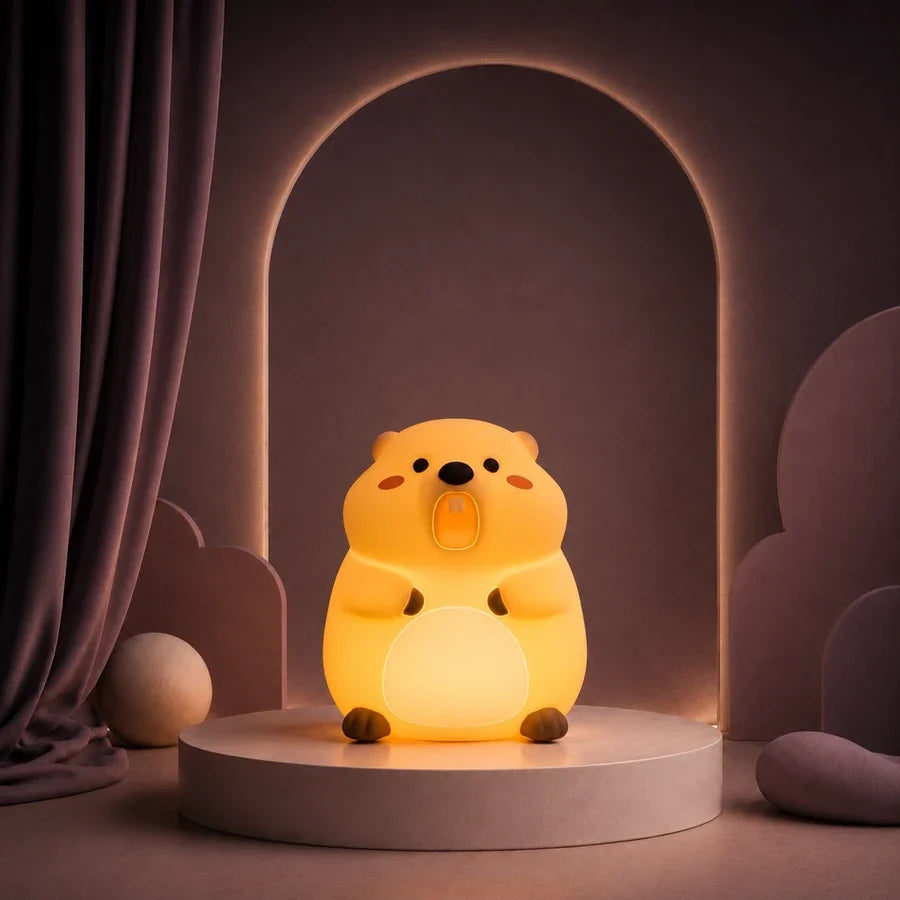 Veilleuse en forme de marmotte allumée sur un podium mauve.