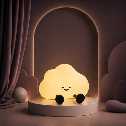 Veilleuse en forme de nuage allumée sur un podium mauve.