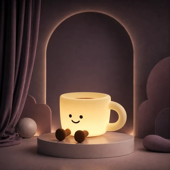 Veilleuse en forme de tasse à café souriante allumée sur un podium mauve.