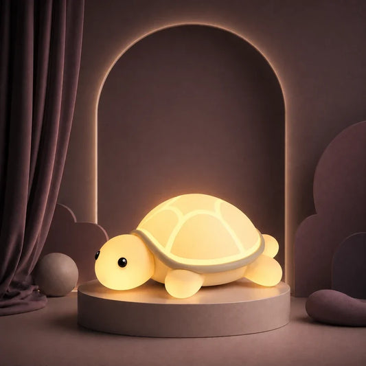 Veilleuse tortue à carapace lumineuse allumée sur un podium mauve.