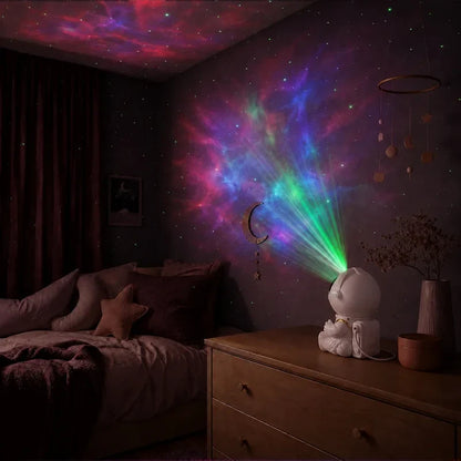 Projecteur astronaute nébuleuse allumé sur une commode avec projection visible dans la chambre.