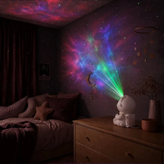 Projecteur astronaute nébuleuse allumé sur une commode avec projection visible dans la chambre.