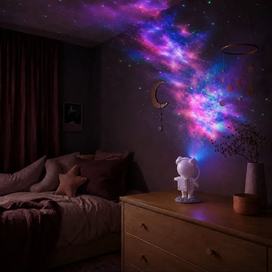 Projecteur astronaute galaxie allumé sur une commode avec projection visible dans la chambre.