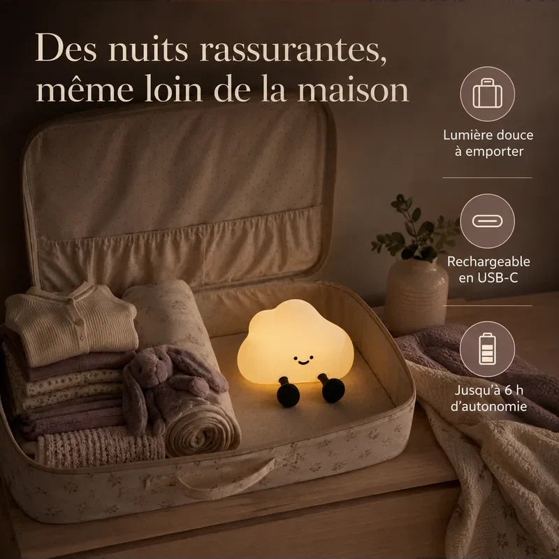 Veilleuse en forme de nuage rangée dans une valise pour accompagner un enfant en voyage.