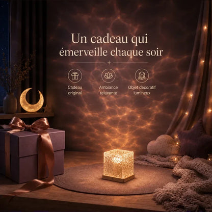 Projecteur cube cristallin présenté dans une ambiance cadeau.