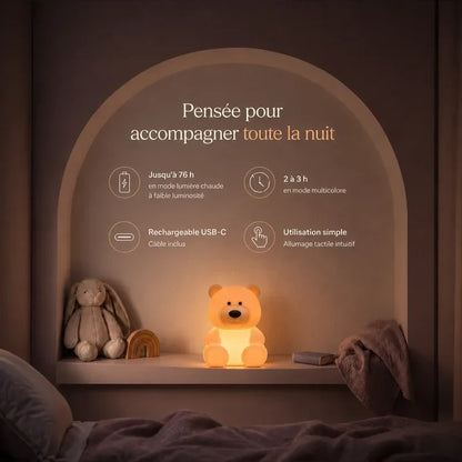 Infographie présentant l’autonomie, la recharge et les principales caractéristiques de la veilleuse en forme d’ours assis.