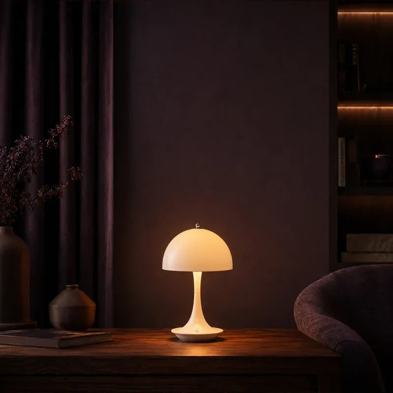 Lampe champignon blanc allumée dans une ambiance intérieure douce et raffinée.