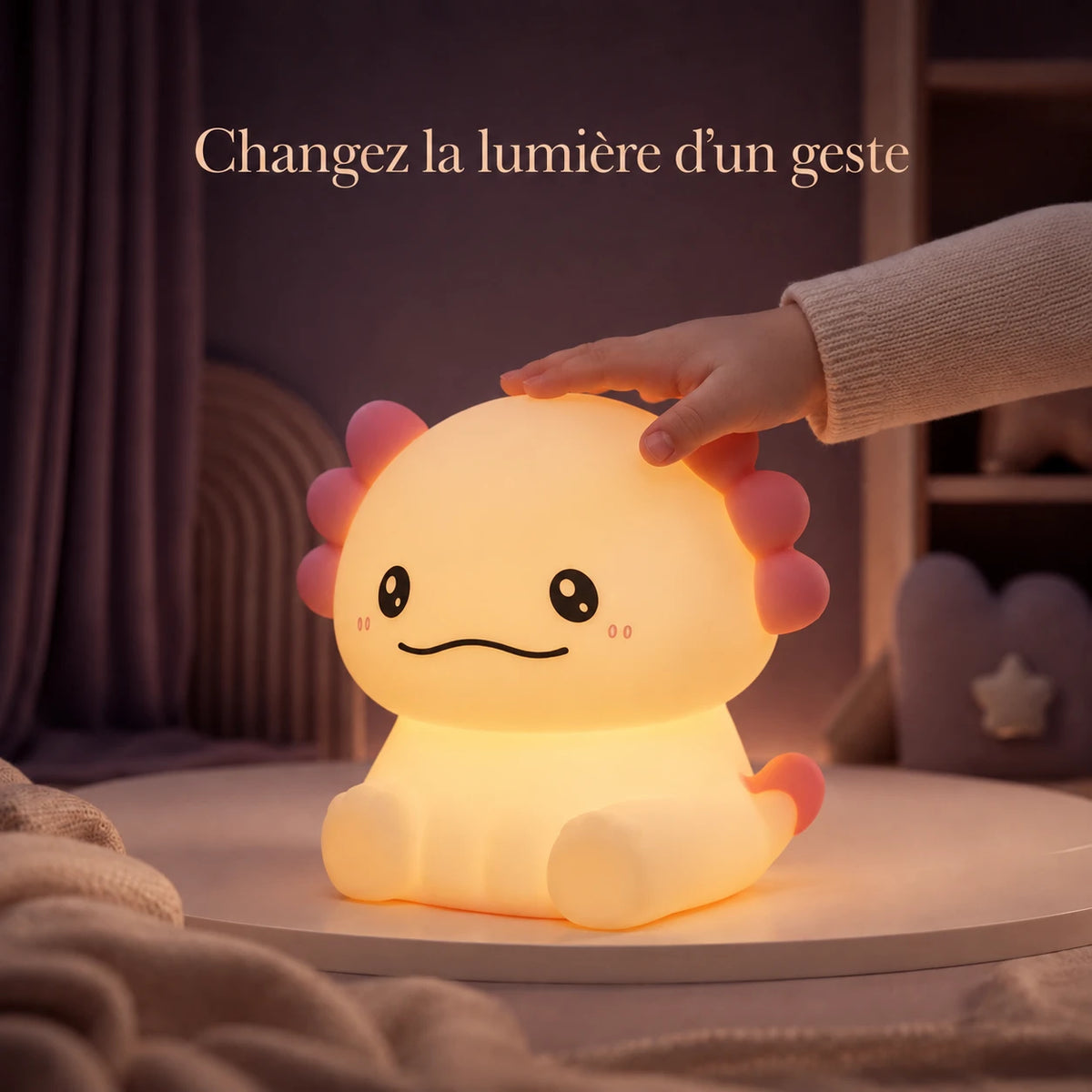 Main d’enfant touchant la veilleuse en forme d’axolotl assis pour changer la lumière.