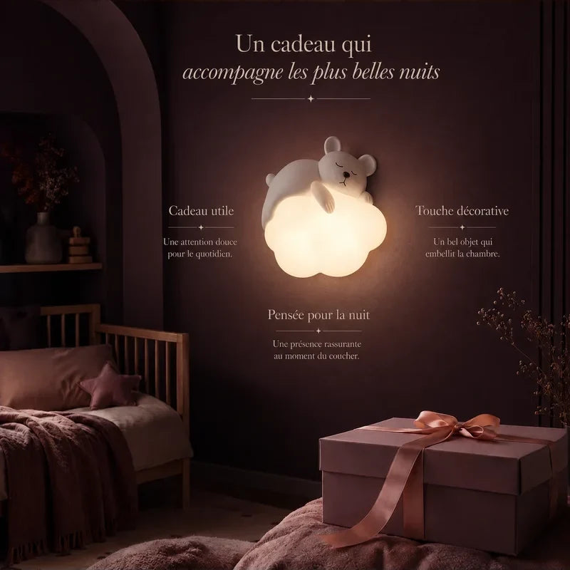 Veilleuse murale nuage avec ourson présentée dans une ambiance cadeau.