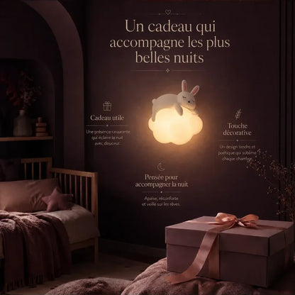 Veilleuse murale nuage et lapin présentée dans une ambiance cadeau.