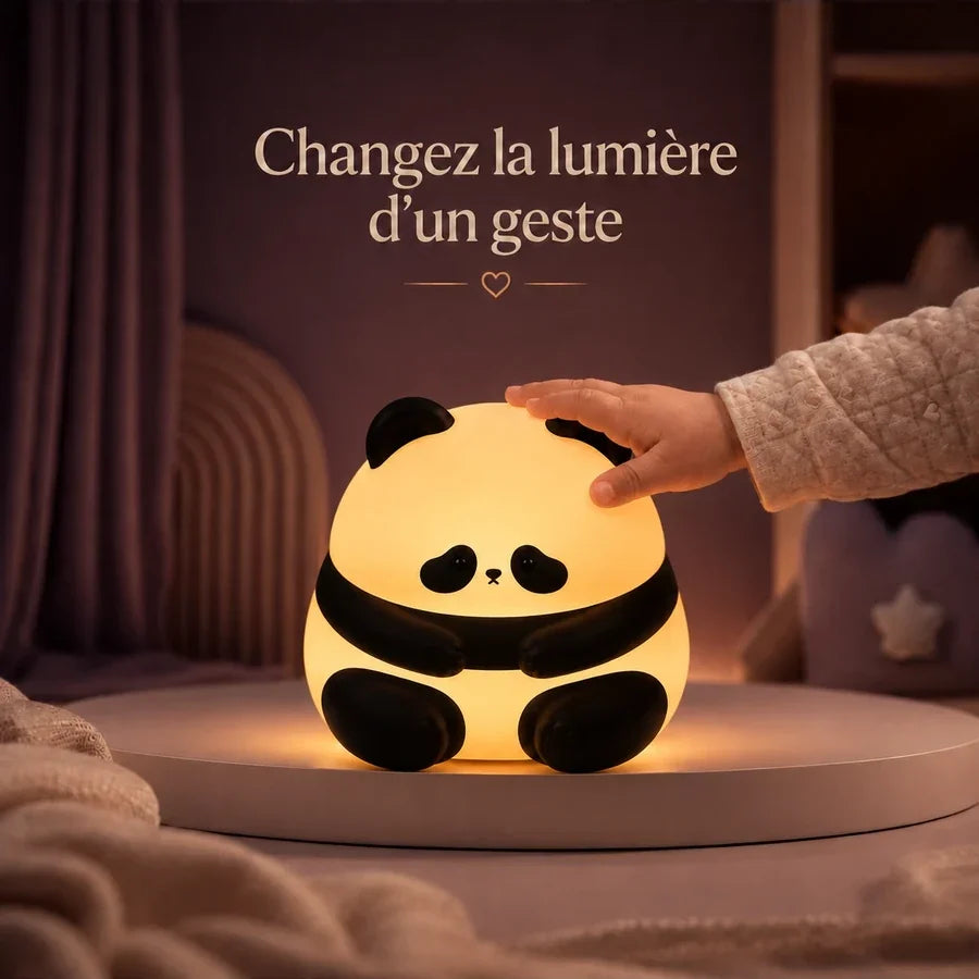 Main d’enfant touchant la veilleuse en forme de panda assis pour changer la lumière.