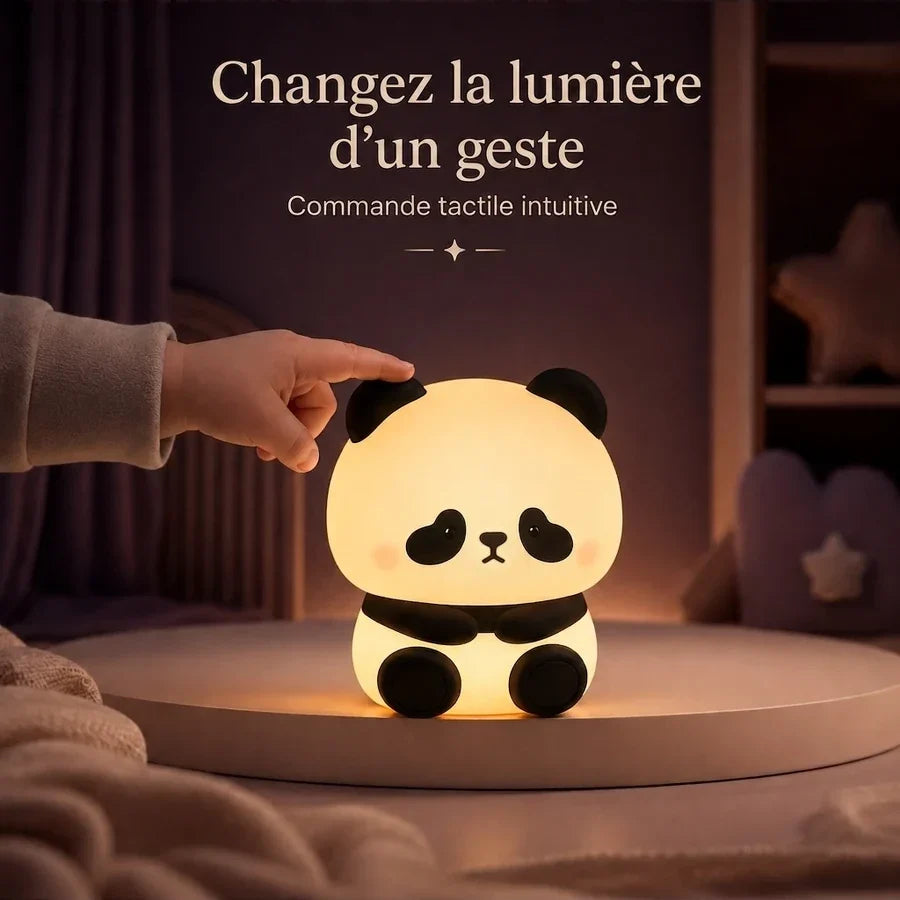 Main d’enfant touchant la veilleuse en forme de panda debout pour changer la lumière.