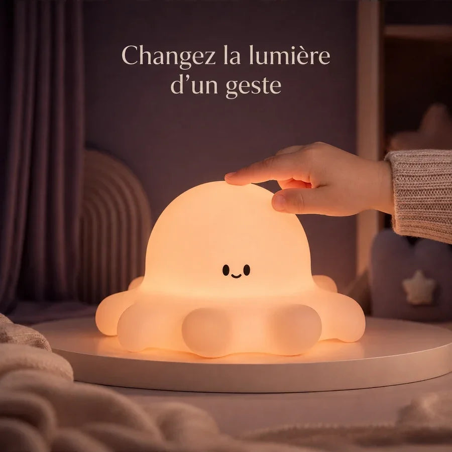 Main d’enfant touchant la veilleuse en forme de poulpe pour changer la lumière.
