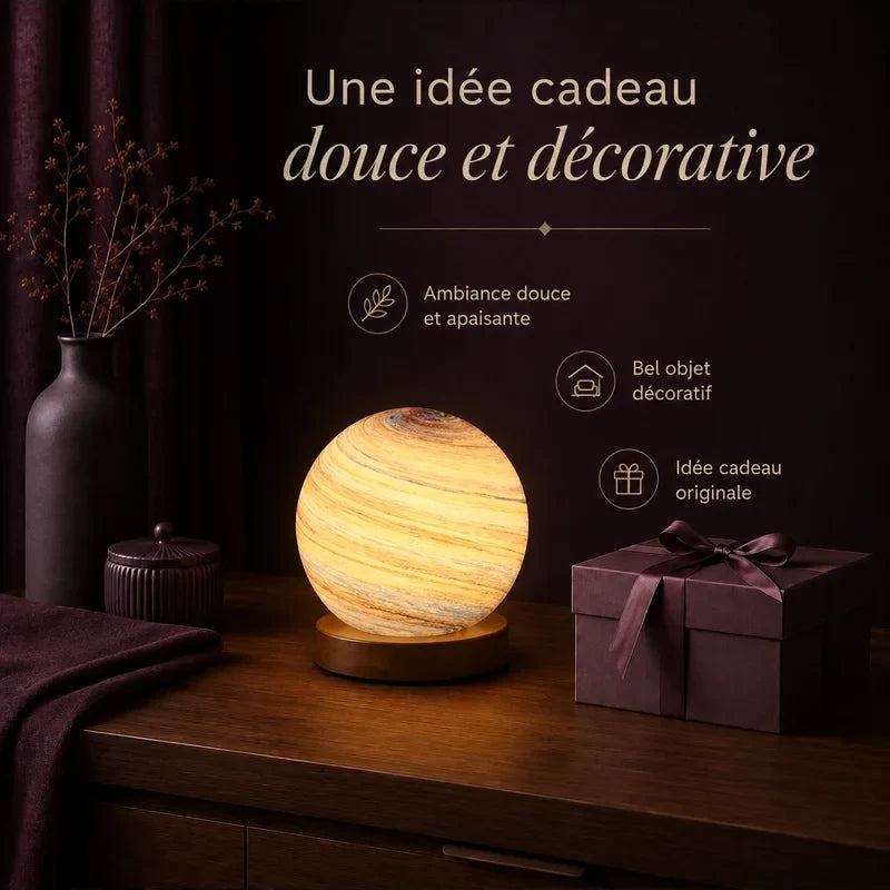 Veilleuse d’ambiance planète Jupiter présentée dans une ambiance cadeau.