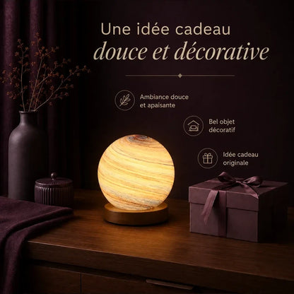 Veilleuse d’ambiance planète Jupiter présentée dans une ambiance cadeau.