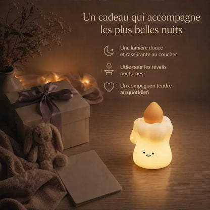 Main touchant la veilleuse en forme de bougie souriante pour changer la lumière.