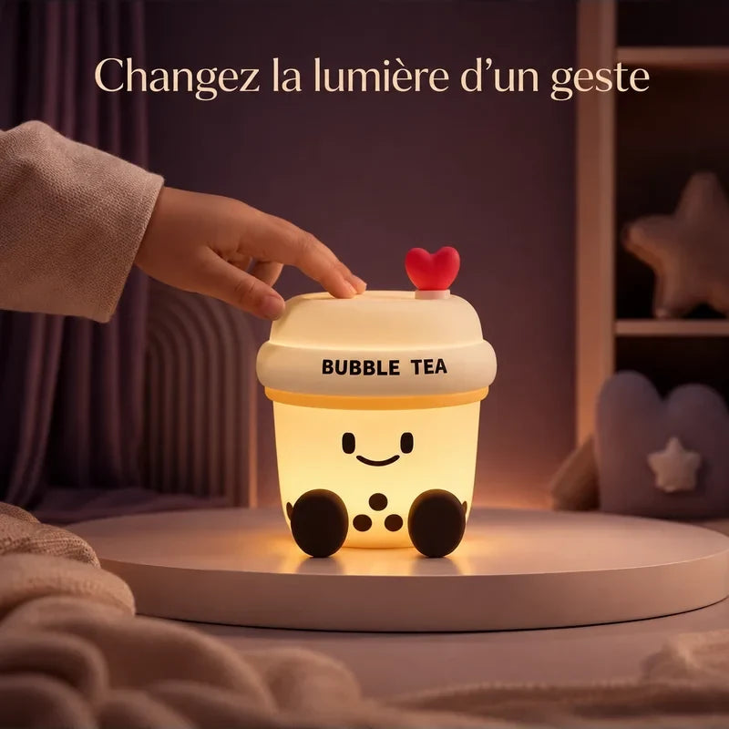 Main touchant la veilleuse en forme de bubble tea pour changer la lumière.