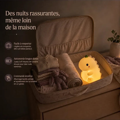Veilleuse dinosaure T-Rex tactile rechargeable, de couleur orange, rangée dans une valise pour un voyage.