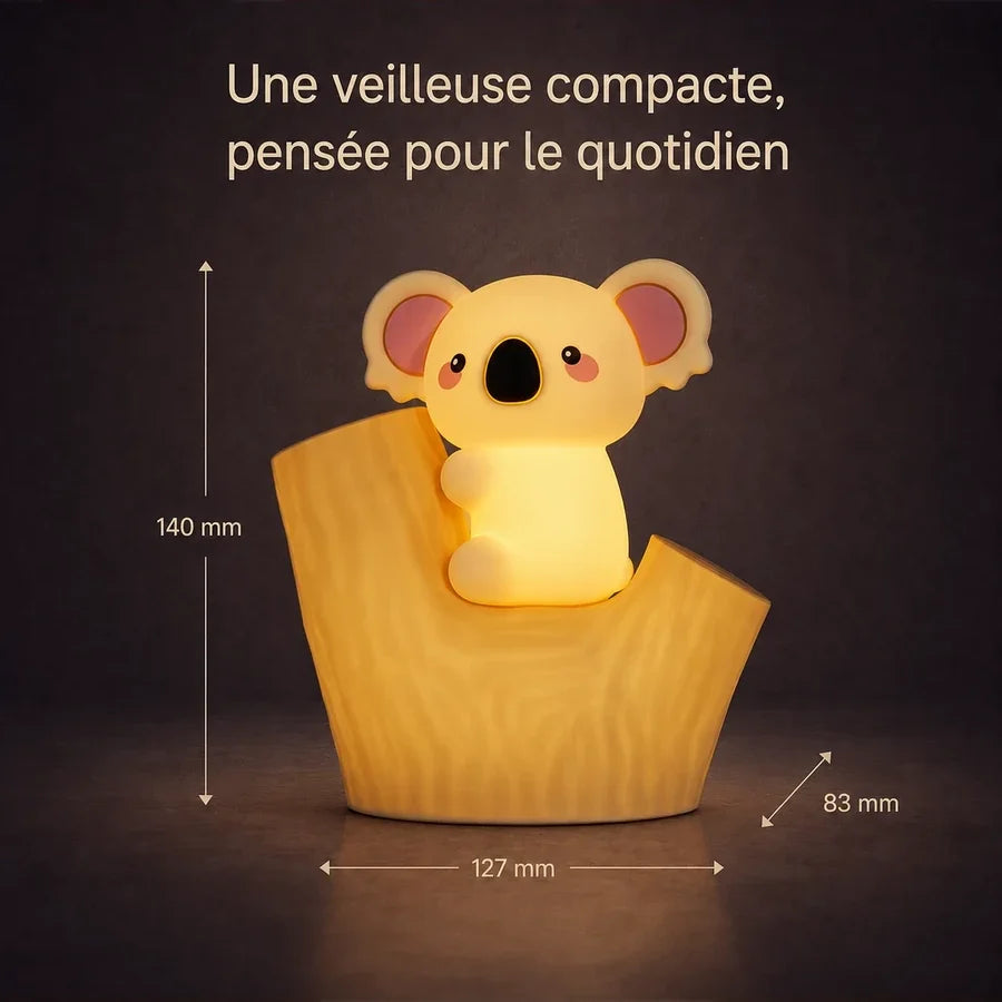 Dimensions de la veilleuse koala installée dans une souche : 12,7 cm de large, 14 cm de haut et 8,3 cm de profondeur.