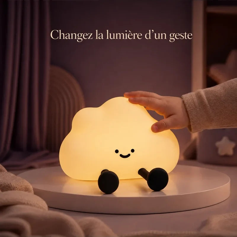 Main touchant la veilleuse en forme de nuage pour changer la lumière.