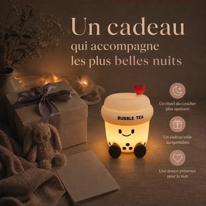 Veilleuse en forme de bubble tea présentée dans une ambiance cadeau avec une boîte et un ruban.