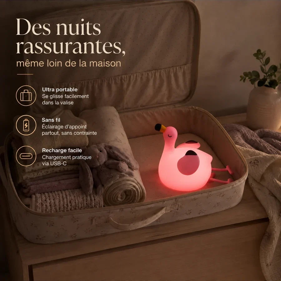 Veilleuse en forme de flamant rose rangée dans une valise pour accompagner un enfant en voyage.