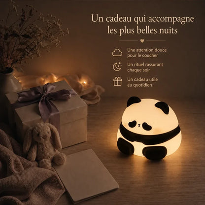 Veilleuse en forme de panda assis présentée dans une ambiance cadeau avec une boîte et un ruban.