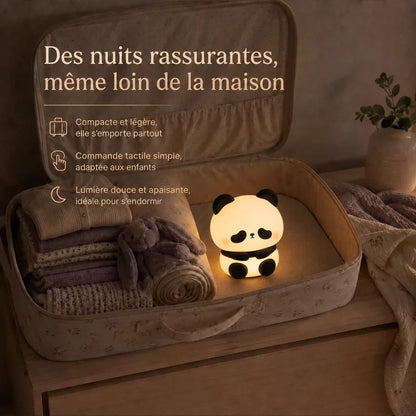 Veilleuse en forme de panda debout rangée dans une valise avec ses accessoires de voyage.