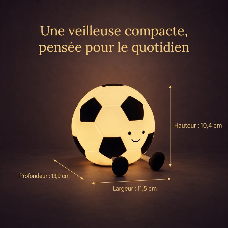 Dimensions de la veilleuse en forme de ballon de football : 11,5 cm de large, 13,9 cm de profondeur et 10,4 cm de haut.