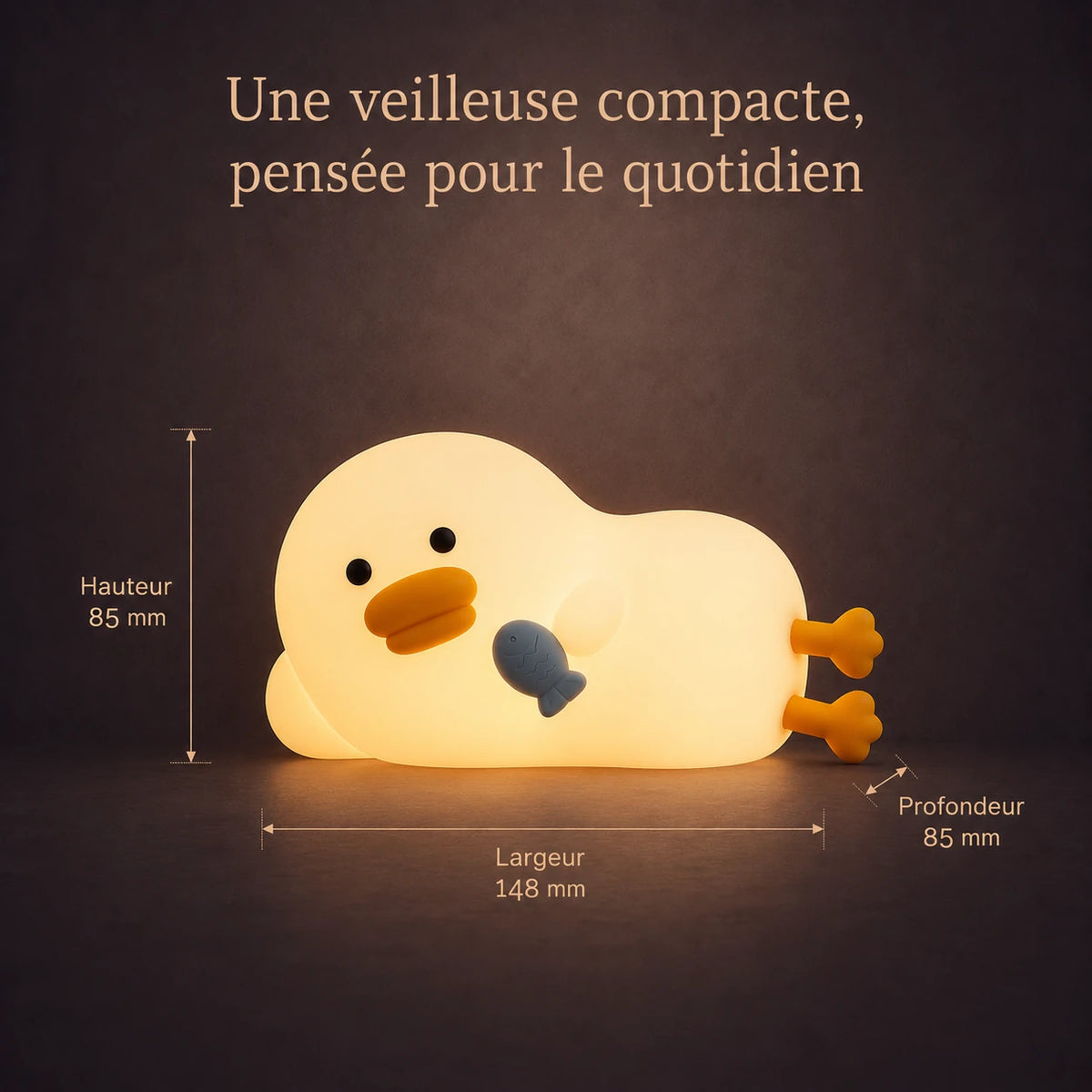 Dimensions de la veilleuse en forme de canard allongé avec un petit poisson bleu : 148 mm de large, 85 mm de haut et 85 mm de profondeur.