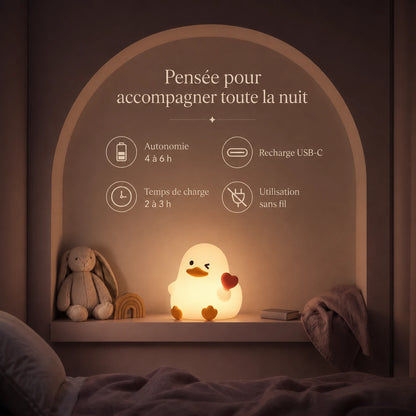 Infographie présentant l’autonomie, la recharge et les principales caractéristiques de la veilleuse en forme de canard avec un cœur rouge.