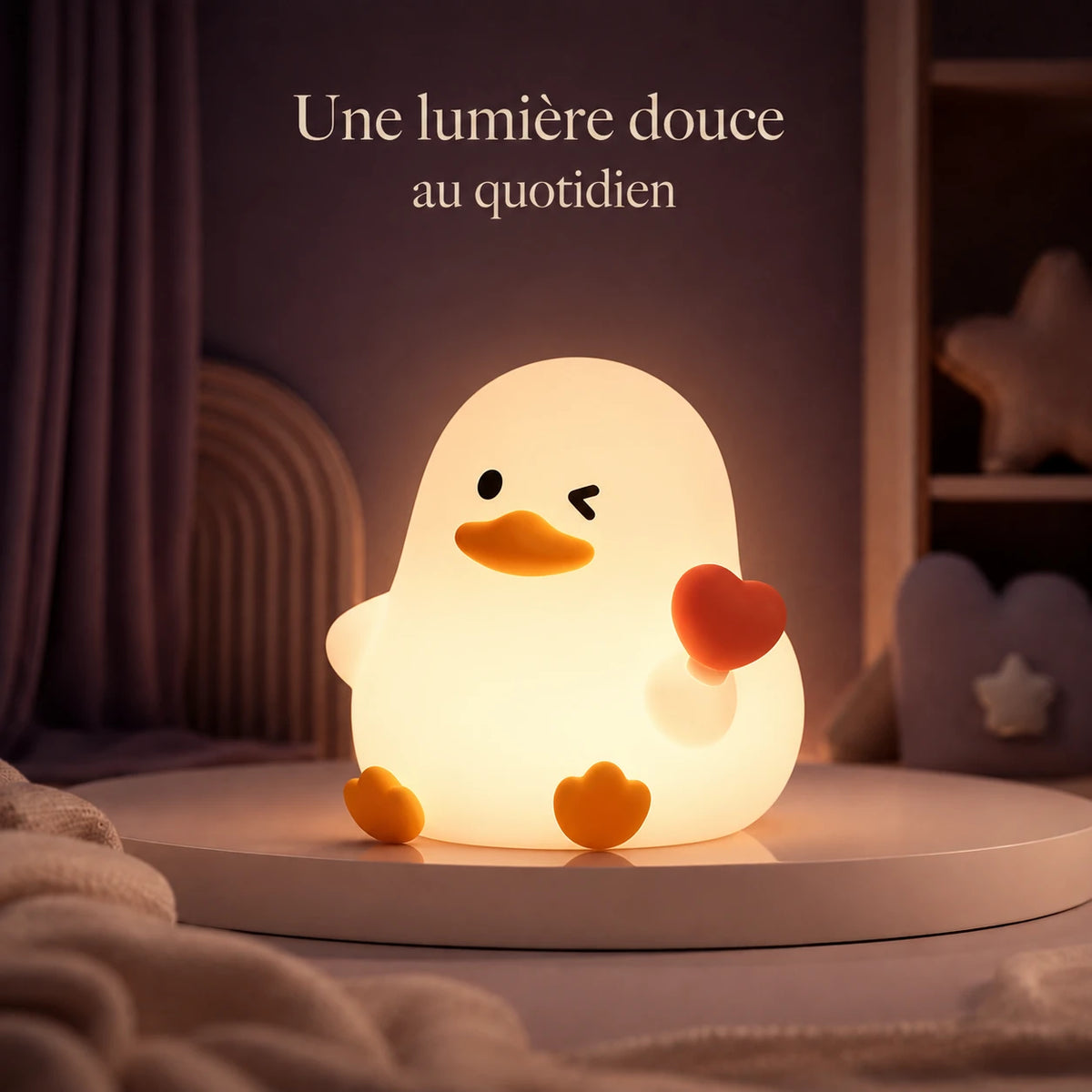 Veilleuse en forme de canard avec un cœur rouge allumée dans une mise en scène nocturne illustrant son usage au quotidien.