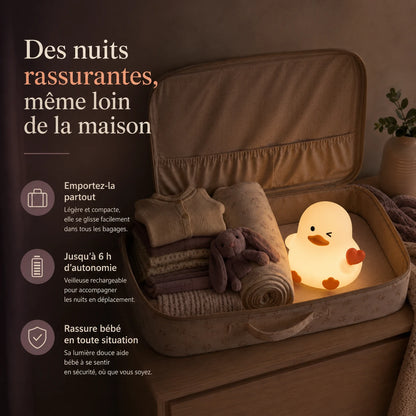 Veilleuse en forme de canard avec un cœur rouge rangée dans une valise pour accompagner un enfant en voyage.