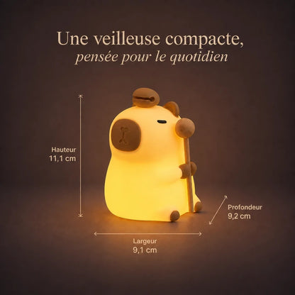 Dimensions de la veilleuse en forme de capybara debout : 9,1 cm de large, 11,1 cm de haut et 9,2 cm de profondeur.