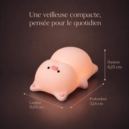 Dimensions de la veilleuse en forme de cochon allongé : 11,65 cm de large, 12,6 cm de profondeur et 6,15 cm de haut.