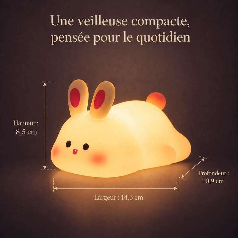 Dimensions de la veilleuse en forme de lapin allongé : 14,3 cm de large, 8,5 cm de haut et 10,9 cm de profondeur.