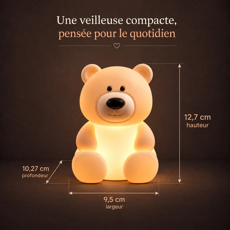 Dimensions de la veilleuse en forme d’ours assis : 9,5 cm de large, 12,7 cm de haut et 10,27 cm de profondeur.